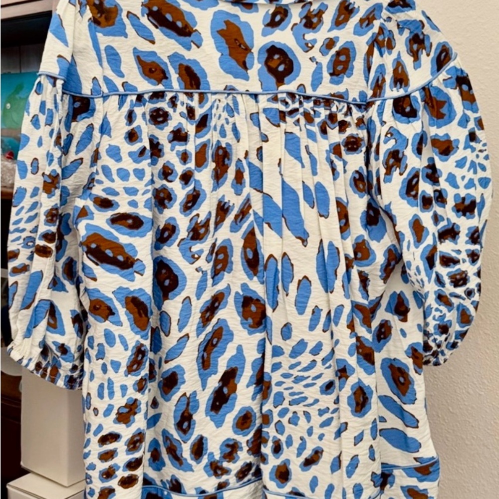 Chic Animal Print Women's Blouse - Picture 2 of 3